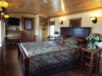 Clearview Station & Caboose B&B