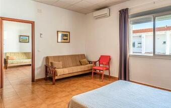 Amazing Apartment In Villa Del Rey With Wifi, Outdoor Swimming Pool And 1 Bedrooms