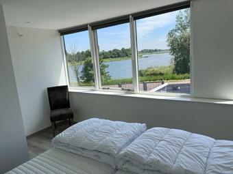 Comfortabele Woning M�t Omheinde Tuin Aan Water Voor 12 P