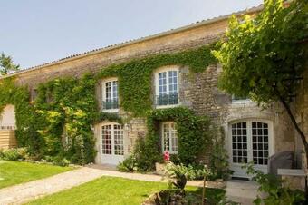 Maison Rustique Au Coeur Du Charme Charentais