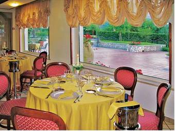 Yellow Park Hotel