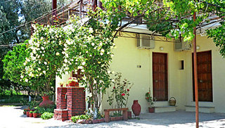 Aris Studios And Apartments