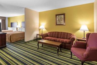 Hotel Quality Suites Kansas City International Airport