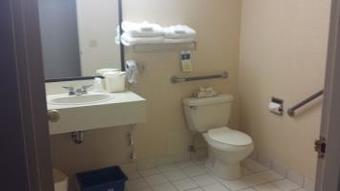 Comfort Hotel & Suites