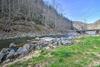 Apartamento Renovated Riverfront Retreat With Deck And Views