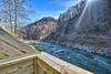 Apartamento Renovated Riverfront Retreat With Deck And Views