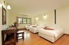 Hostal Ibiza House Phi Phi
